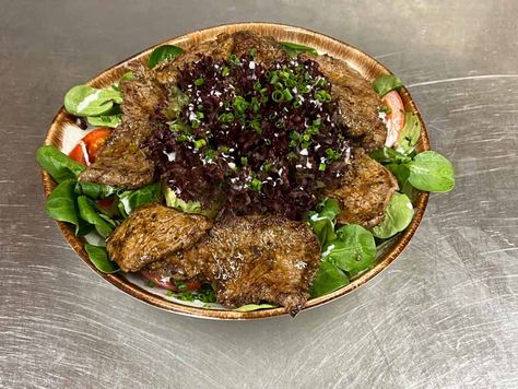 Salat mit Rinderfiletstreifen