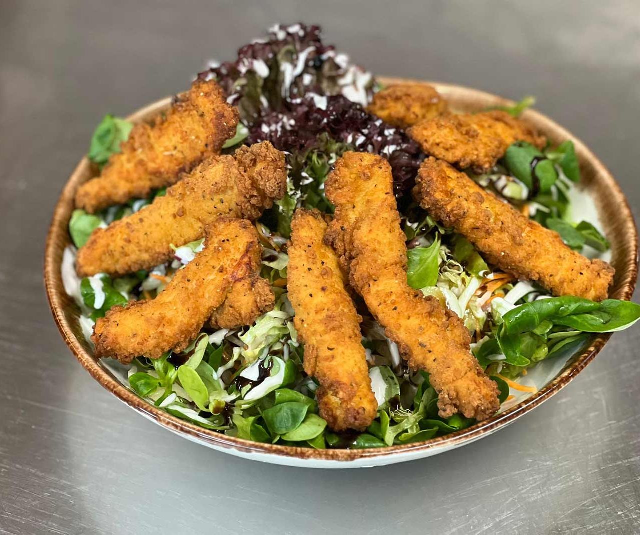 Salat mit Hühnerstücken