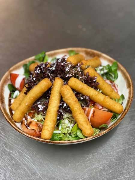 Salat mit Mozzarella Sticks