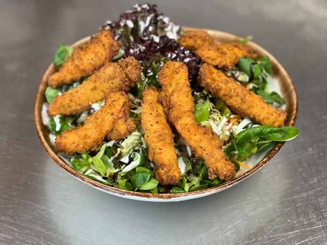Salat mit panierten Hühnerstücken