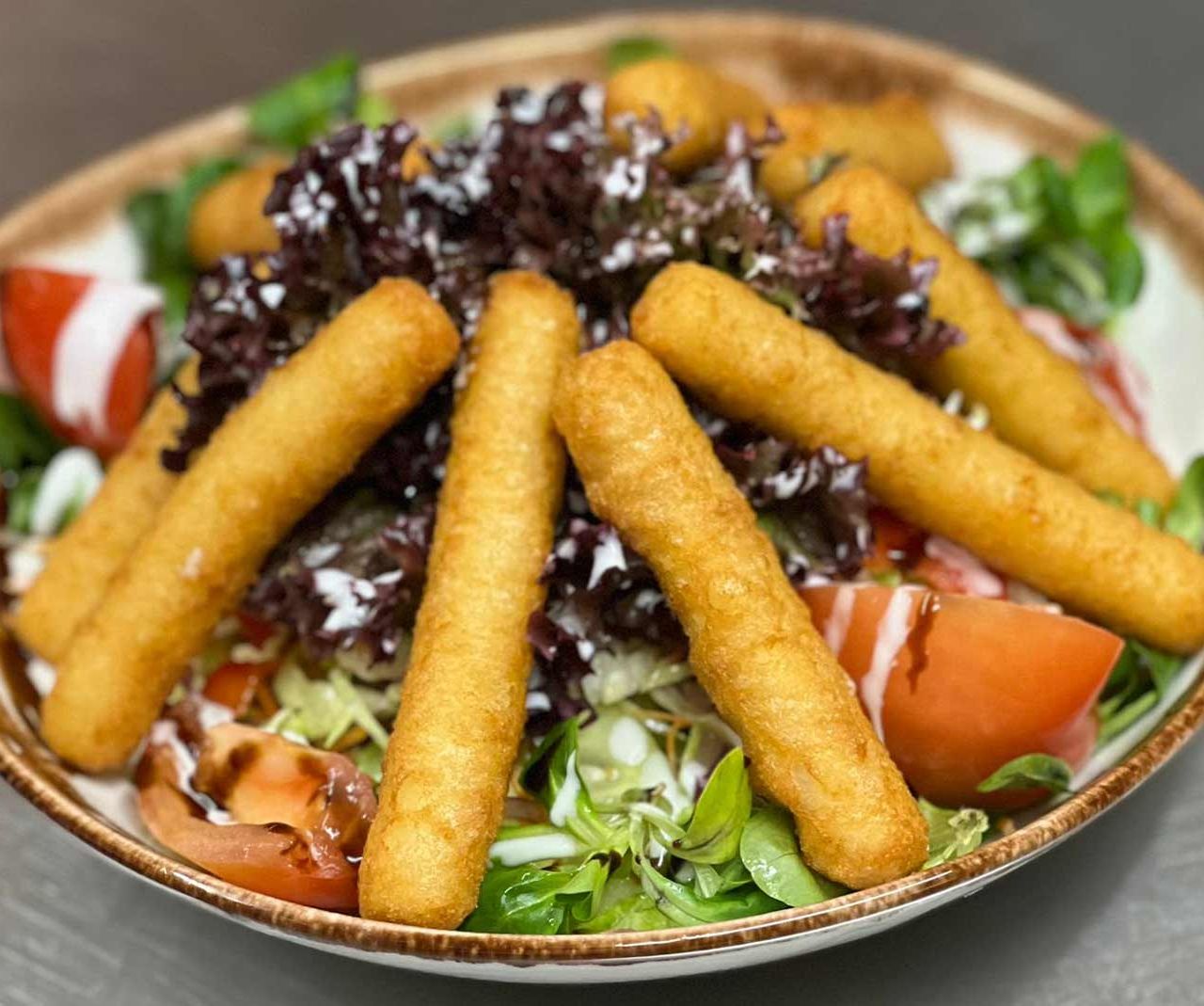 Salat mit Mozzarella-Sticks