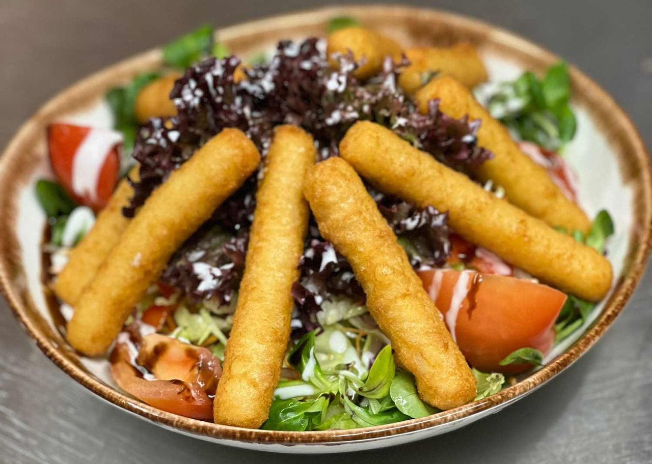 Salat mit Mozzarella-Sticks